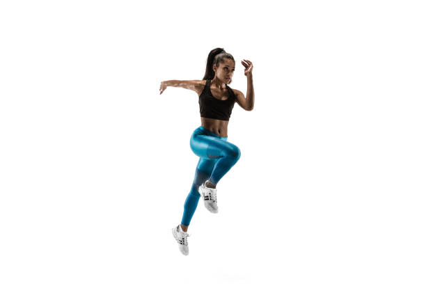 młoda afrykańska kobieta biegająca lub biegająca odizolowana na białym tle studia. - muscular build sprinting jogging athlete zdjęcia i obrazy z banku zdjęć