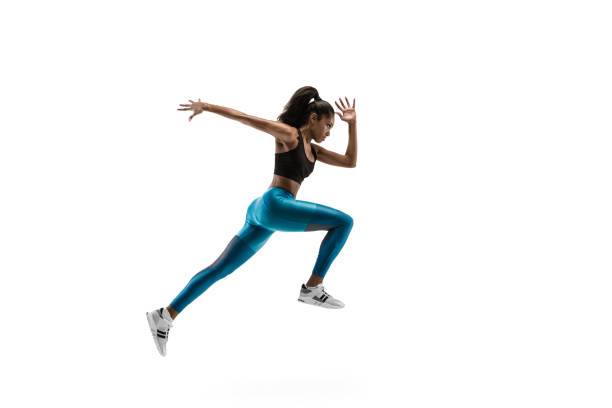 joven mujer africana corriendo o jogging aislado en el fondo de estudio blanco. - woman athlete fotografías e imágenes de stock