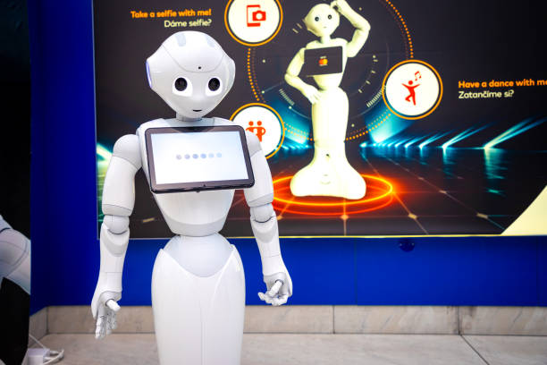 el consultor robot con tableta digital en el aeropuerto de praga. el robot está haciendo un anuncio multilingüe - lingual fotografías e imágenes de stock