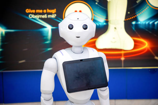 el consultor robot con tableta digital en el aeropuerto de praga. el robot está haciendo un anuncio multilingüe - lingual fotografías e imágenes de stock