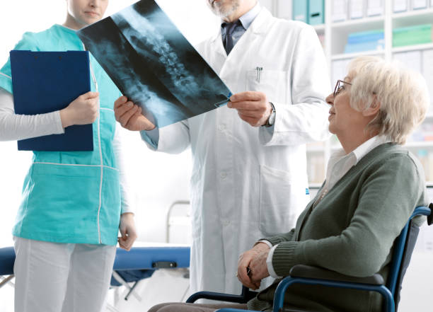 arzt prüft röntgenbild einer älteren patientin bei einem krankenhausbesuch, verletzung und osteoporose-konzept - osteoporose stock-fotos und bilder