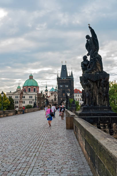 カレル橋を歩いている人々-プラハ、チェコ共和国 - tourist day prague crowd ストックフォトと画像