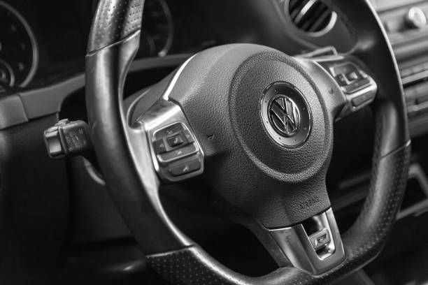 다기능 스티어링 휠 폭스 바겐. r-라인. 가죽. 패 들 시프 터와 버튼으로 크루즈 컨트롤, 음�악, 전화를 제어 할 수 있습니다. - steering wheel car symbol control 뉴스 사진 이미지