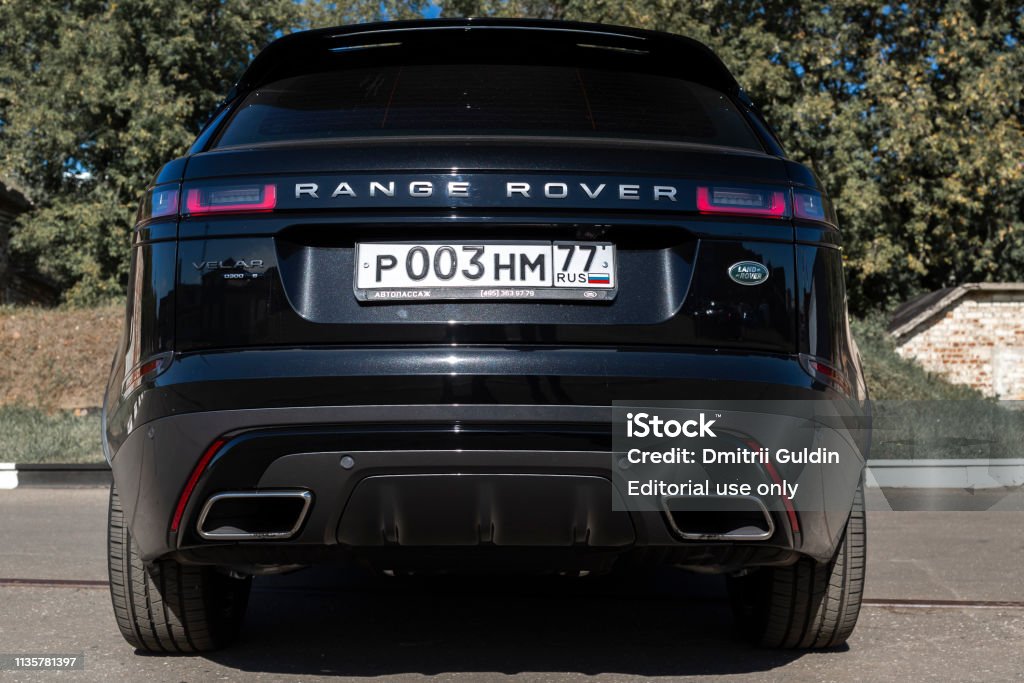 El Land Rover Range Rover Velar En Color Negro Compacto Suv Crossover De Lujo En La Zona Industrial Foto de y más de imágenes de Range Rover iStock
