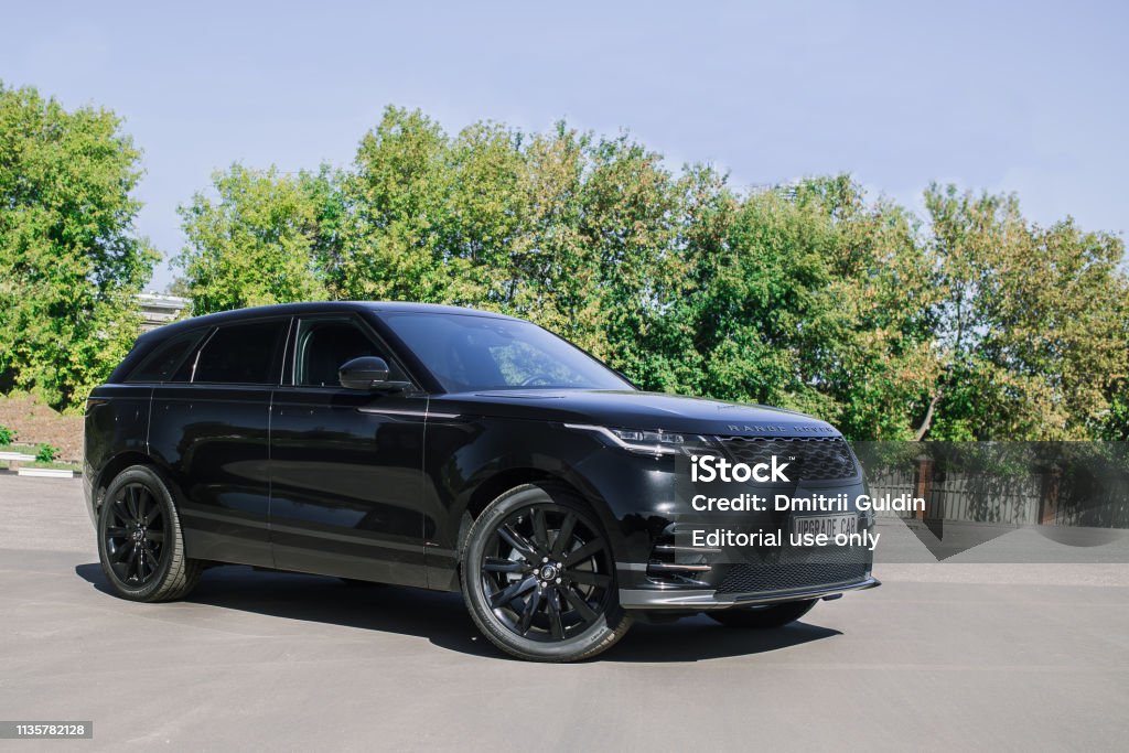 El Land Rover Range Rover Velar En Color Negro Compacto De Lujo Crossover Suv de stock y más banco de de Range Rover - iStock