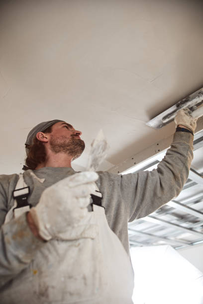 istock Worksman plastering gypsum walls inside the house. 1135786984