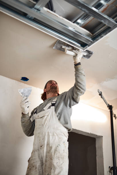 istock Worksman plastering gypsum walls inside the house. 1135787580