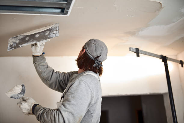 istock Worksman plastering gypsum walls inside the house. 1135787675