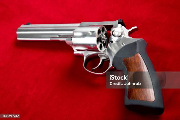 Foto de 357 Pistola Magnum Em Seu Lado Com Cilindro Aberto Vazio e mais fotos  de stock de Magnum - Garrafa de Vinho - iStock
