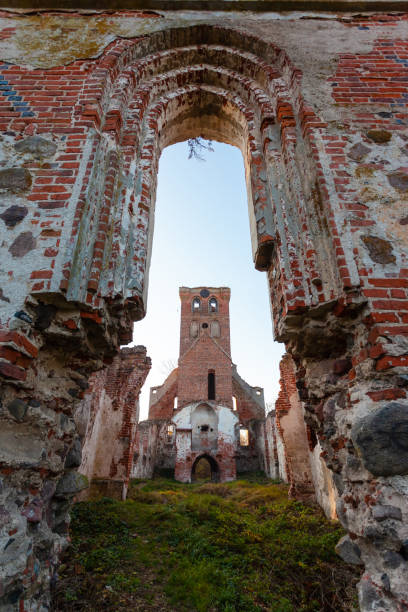 die ruinen des glockenturms der alten mittelalterlichen roten backsteinkirche - italy bell tower built structure building exterior stock-fotos und bilder