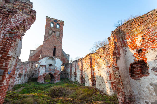 die ruinen des glockenturms der alten mittelalterlichen roten backsteinkirche - italy bell tower built structure building exterior stock-fotos und bilder