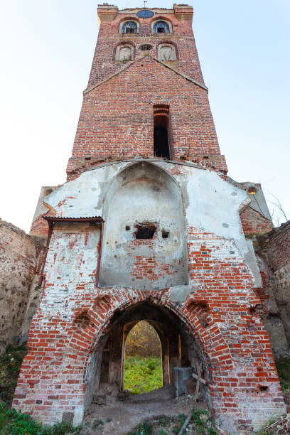 die ruinen des glockenturms der alten mittelalterlichen roten backsteinkirche - italy bell tower built structure building exterior stock-fotos und bilder