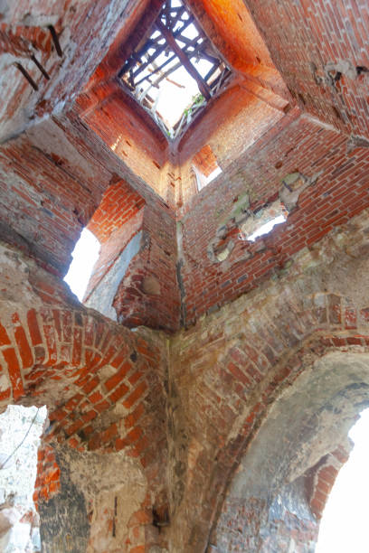 die ruinen des glockenturms der alten mittelalterlichen roten backsteinkirche, innen - italy bell tower built structure building exterior stock-fotos und bilder