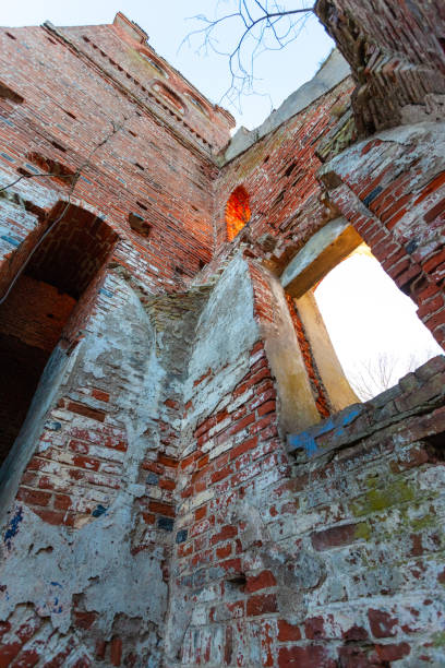 die ruinen des glockenturms der alten mittelalterlichen roten backsteinkirche - italy bell tower built structure building exterior stock-fotos und bilder