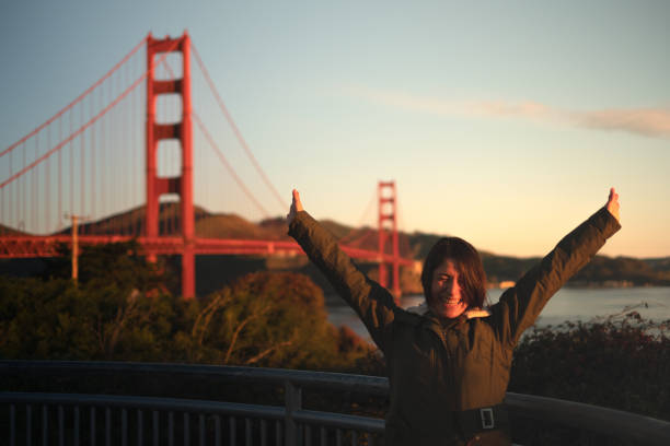 ゴールデンゲートブリッジでハッピーガールアームズワイドオープン - golden gate bridge bridge san francisco county summer ストックフォトと画像