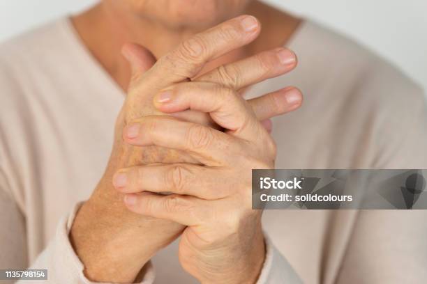 Ältere Frau Greift Arthritische Hände Stockfoto und mehr Bilder von Arthritis - Arthritis, Schmerz, Rheumatismus