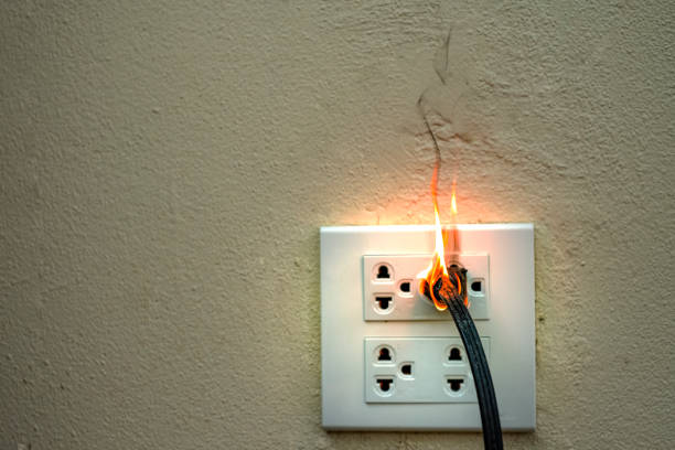 on fire electric wire plug receptacle wall partition,electric short circuit failure resulting in electricity wire burnt - electricity fire circuit board short imagens e fotografias de stock