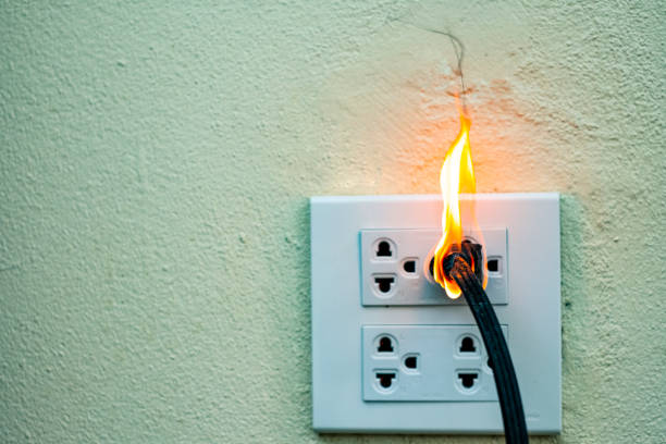 on fire electric wire plug receptacle wall partition,electric short circuit failure resulting in electricity wire burnt - electricity fire circuit board short imagens e fotografias de stock