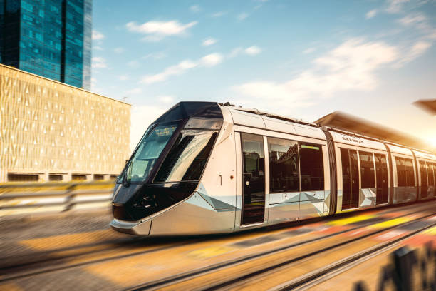 dubajska panorama i architektura nowoczesny i szybki rozwój miasta biznesowego - tram service zdjęcia i obrazy z banku zdjęć