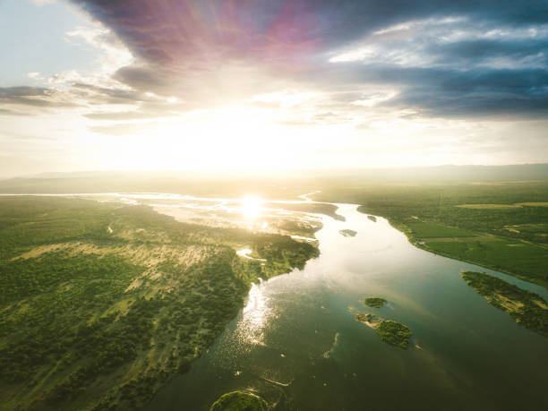 luftaufnahme auf dem zambezi-fluss zur stunde des sonnenuntergangs - flussinsel landform stock-fotos und bilder