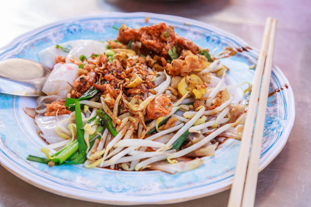 appetizer dish of traditional Thai street food, Kuay Tiew Lui Suan, Fried Minced Pork and dried shrimp with Noodle Pad served with spicy sauce. Thailand Food Travel, Fast Food, Cuisine, Asian Culture plato de aperitivo de comida callejera tradicional tailandesa, kuay tiew lui suan, cerdo picado frito y camarones secos con almohadilla de fideos servido con salsa picante. tailandia viajes de comida, comida rápida, cocina, cultura asiática