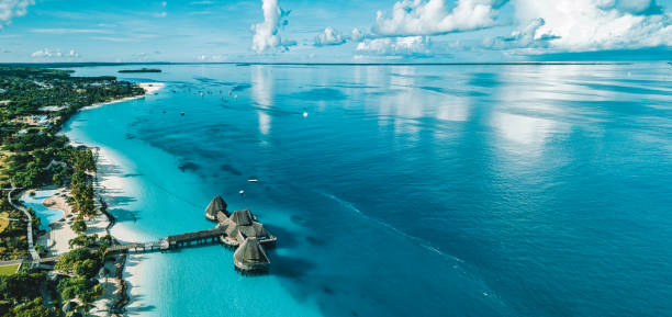 lackline der zanzibar am indischen ozean - zanzibar stock-fotos und bilder