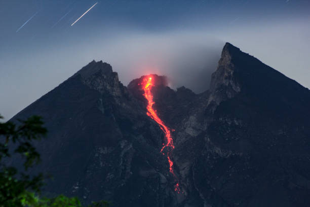 메 라피 산 용암 돔, 욕야카르타, 인도네시아 - mt merapi 뉴스 사진 이미지