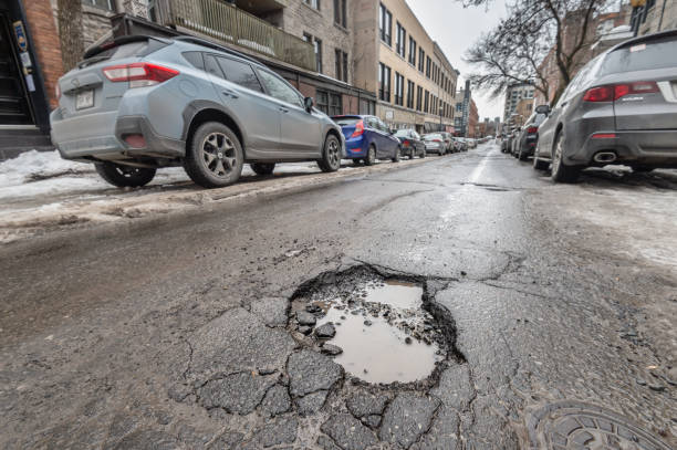 gran bache en la calle montreal, canadá. - road street thoroughfare hole fotografías e imágenes de stock