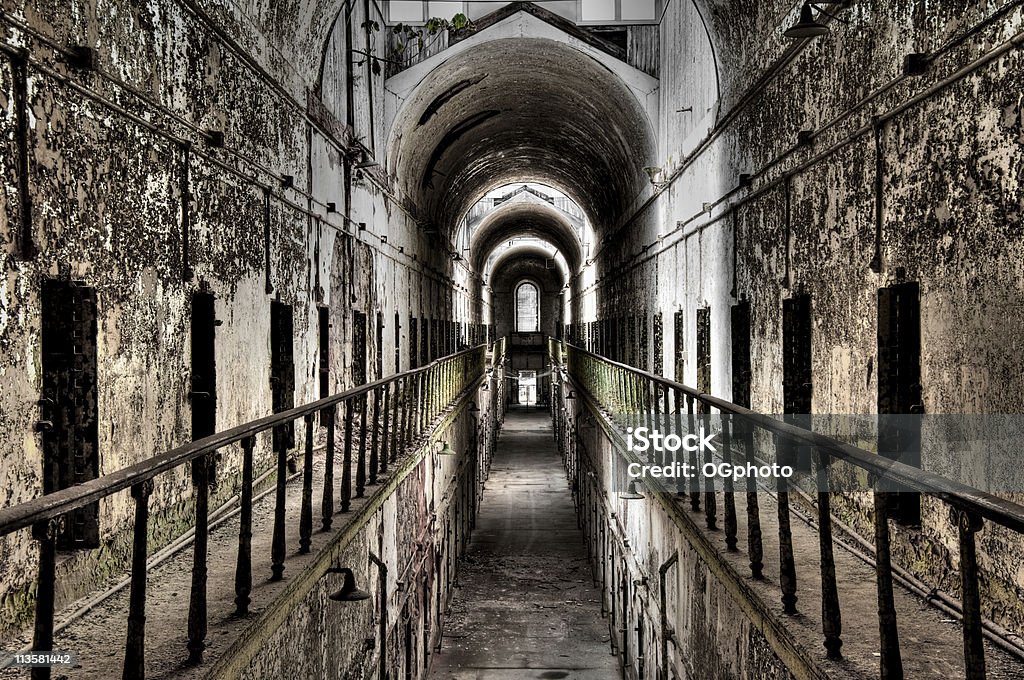 Abbandonato cella blocco - Foto stock royalty-free di Eastern State Penitentiary