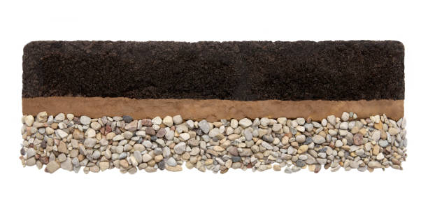 warstwy gleby: próchnicę, glina i kamienie wyizolowane na białym tle. - pebble bed zdjęcia i obrazy z banku zdjęć