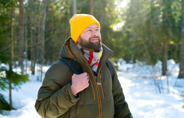핀란드의 겨울 숲에서 젊은 잘생긴 남자 - russian ethnicity cold relaxation nature 뉴스 사진 이미지
