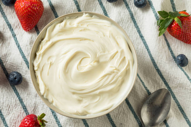 creamy homemade mascarpone cheese - creme fraiche imagens e fotografias de stock