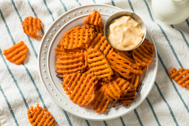 papas fritas caseras de gofre de patata - sweet potato french fries yam baked fotografías e imágenes de stock