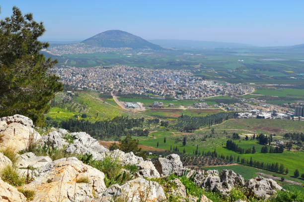 blick auf das jezreel-tal vom berg precipice, nazareth, niedergaliläa, israel - nazareth israel stock-fotos und bilder