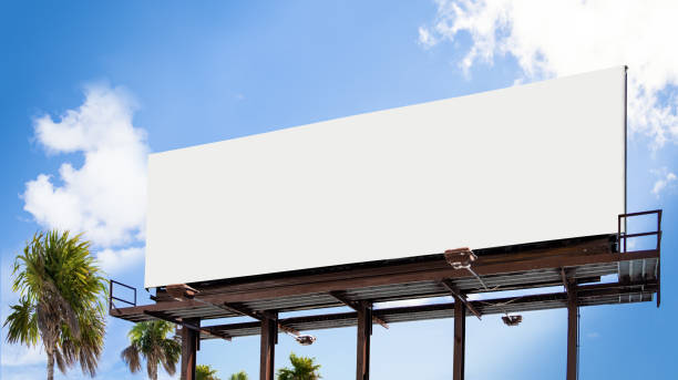 pusty biały billboard do prezentacji projektu, handel detaliczny, reklama i koncepcja handlu. miejska makieta zewnętrzna. - miami florida skyline panoramic florida zdjęcia i obrazy z banku zdjęć