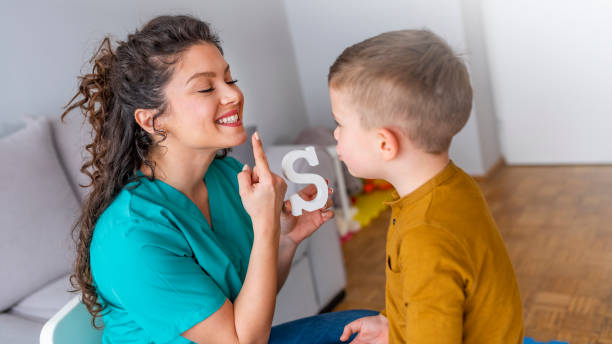 sprachtherapeut und wenig patient trainiert artikulation - child speech therapy adult stock-fotos und bilder