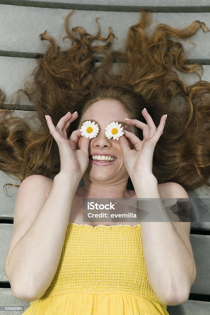 Расслабленной женщина с цветами на глаза - Стоковые фото Весна роялти-фри