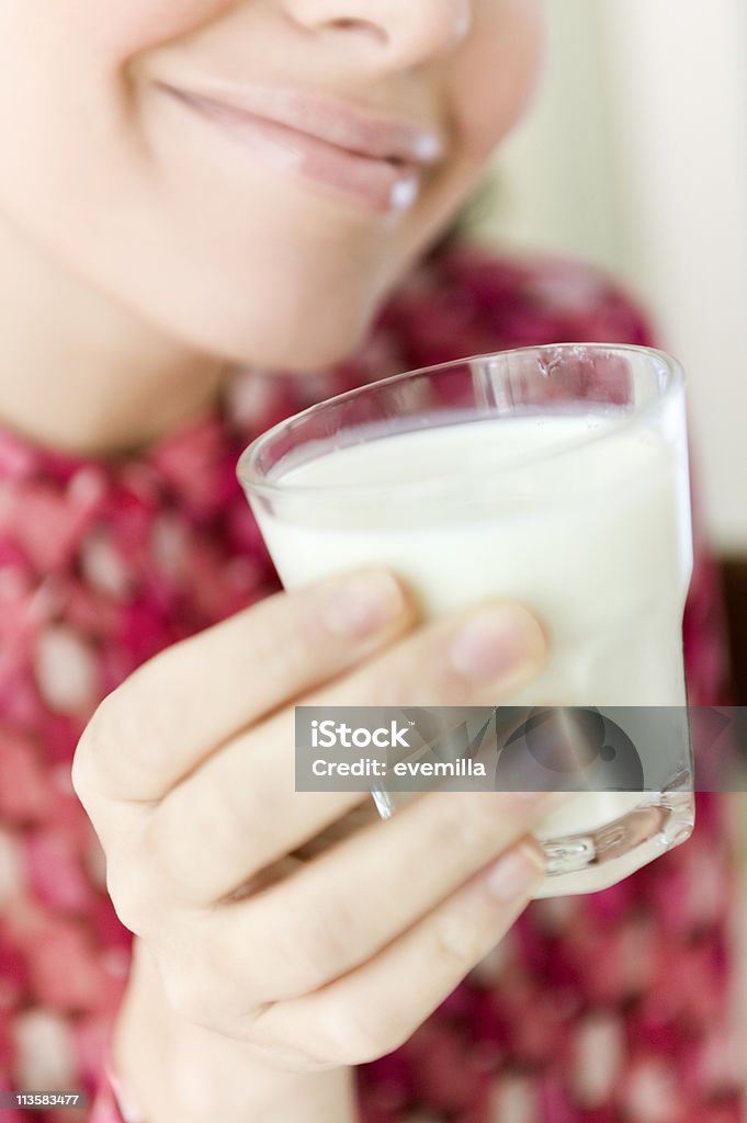 Jeune femme buvant du lait - Photo de Lait libre de droits