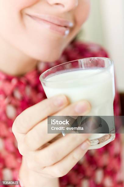 젊은 여자 술마시기 우유관 우유에 대한 스톡 사진 및 기타 이미지 - 우유, 여자, 한 명의 여자만