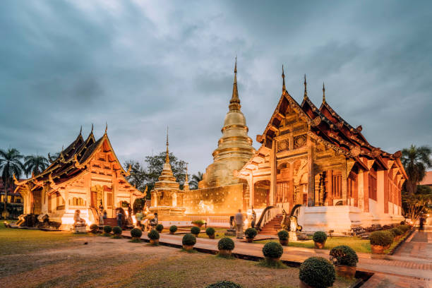 templo de wat phra singh em chang mai, tailândia - wat phra sing - fotografias e filmes do acervo