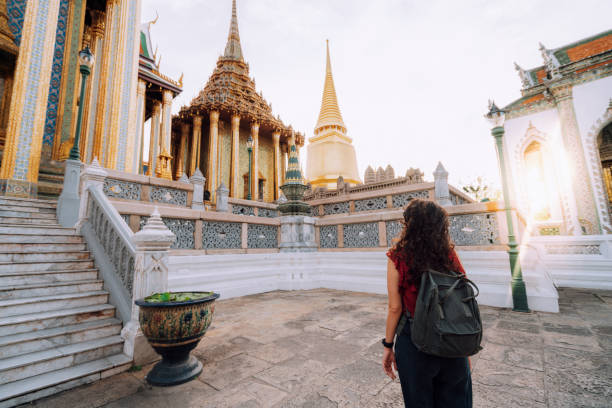 태국 방콕 왕궁 및 왓 프라 깨우를 탐험 하는 젊은 여성 - bangkok thailand temple skyline 뉴스 사진 이미지