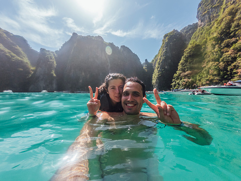 Young couple having a selfie in Phi Phi Island's sea - Thailand
