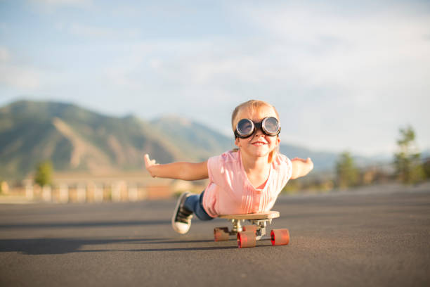 スケートボードで飛ぶ若い女の子 - action adventure aerospace industry air vehicle ストックフォトと画像