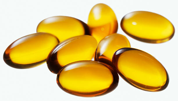 витамин e таблетки вырезами на белом - vitamin e capsule medicine pill стоковые фото и изображения