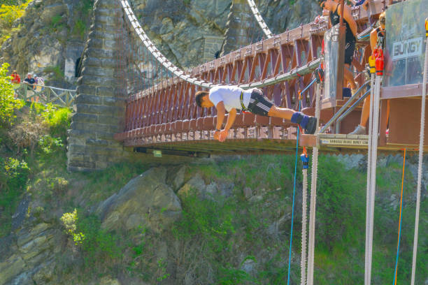 bungee de la rivière kawarau - kawarau river photos et images de collection