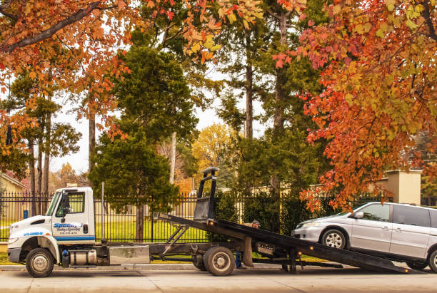 tulsa usa tow lkw mit bediener anpassungen ein van wird auf anhänger auf der straße an einem schönen und bunten herbsttag vor zierzaun rund um gehobenes anwesen geladen - tow truck towing car truck stock-fotos und bilder