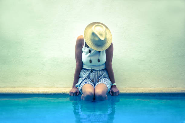 액티브 시 니 어: 여자 풀의 가장자리에 앉아, 물에 다리 - women wading sun hat summer 뉴스 사진 이미지