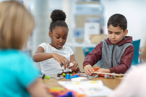 istock Children building circuits together 1135855308