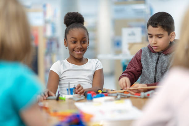istock Children building circuits together 1135855311