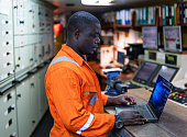 marinetechniker-arbeitet-im-motorraum.jpg?b=1&s=170x170&k=20&c=9hJVHtLeQZ0fSjxKBzljw8nYda35-pliUtPhqhdnpIE=